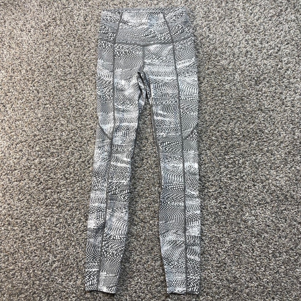 Lululemon Women's Size 2 High Rise Leggings Black White Print 25" Athletic Yoga